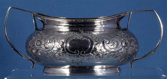 A George III silver sugar bowl and cream jug, by James Turner, bowl height 80mm, weight 17.8oz/556grms.